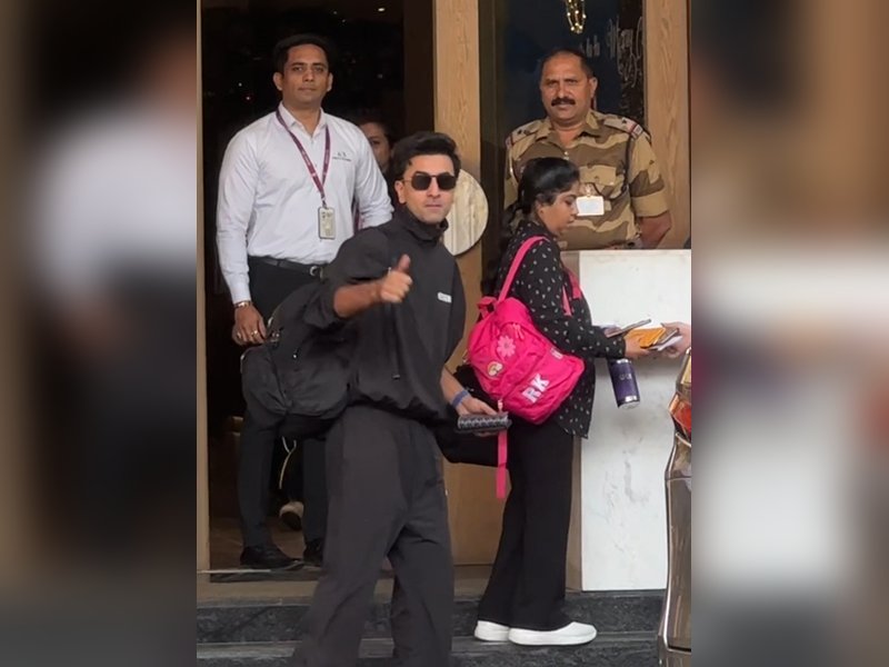 Ranbir Kapoor and Alia Bhatt spotted at Mumbai airport, heading for their annual year-end vacation. Ranbir Kapoor and Alia Bhatt spotted at Mumbai airport, heading for their annual year-end vacation.