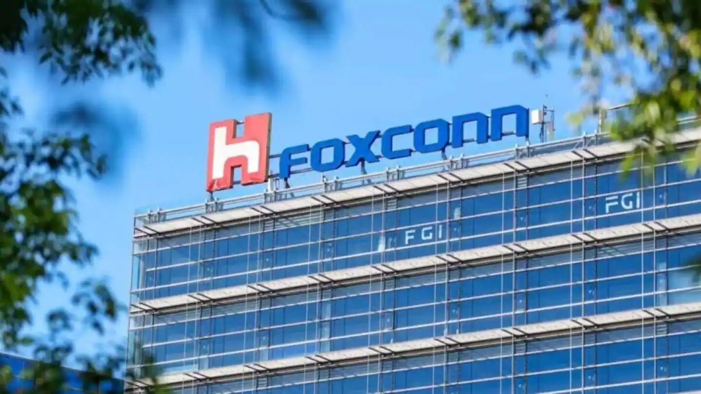 Recuri to Hire 30,000 Workers at All-Women Led Foxconn iPhone Unit