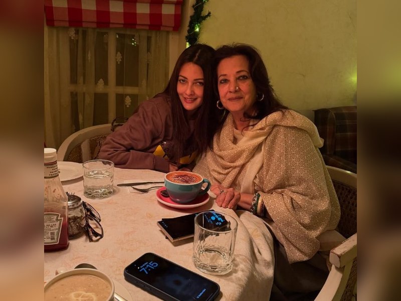 Riyaa Senn and her mom Moon Moon share a sweet moment at a cozy Dehradun cafe