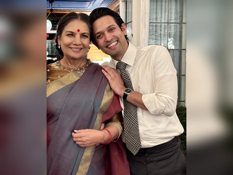 “Shabana Azmi and Vikrant Massey Share Heartwarming Bond in Sweet Moment”