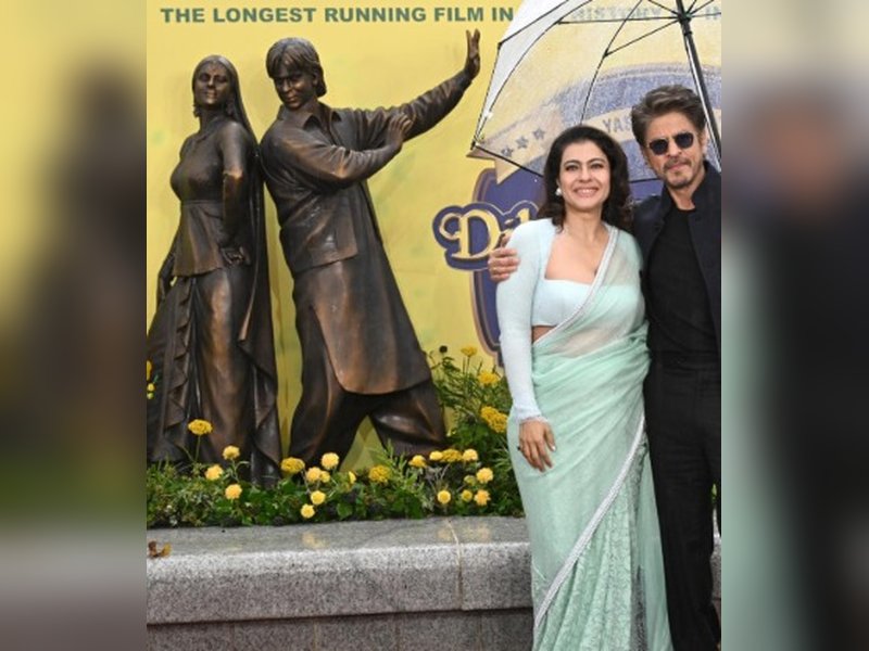 Shah Rukh Khan Celebrates DDLJ’s Historic Statue in Leicester Square as First Indian Film Honored!