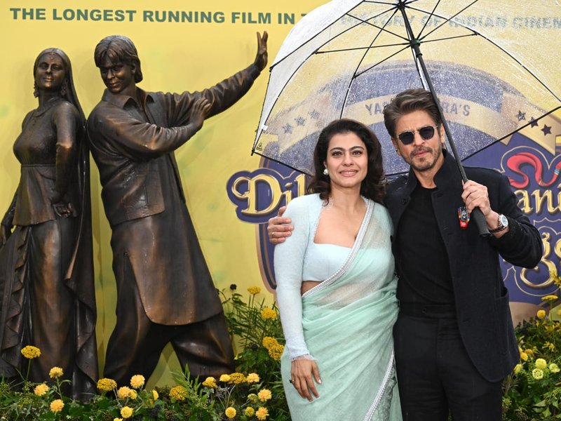 Shah Rukh Khan & Kajol Unveil Iconic DDLJ Statue in London’s Leicester Square for 30th Anniversary!