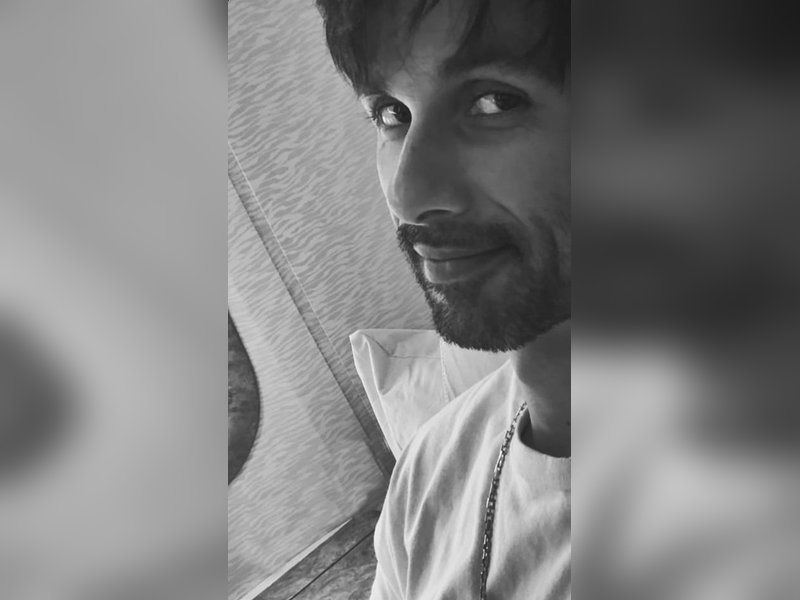 Shahid Kapoor shares his sarcastic take on flight delays while stuck on a delayed flight. Shahid Kapoor shares his sarcastic take on flight delays while stuck on a delayed flight.