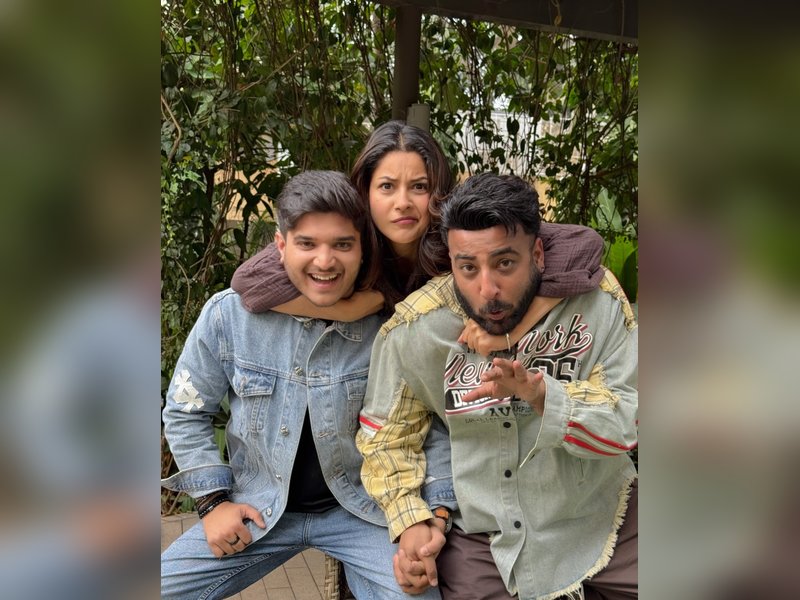 Shehnaaz Gill, Shehbaz Badesha & Mridul Tiwari Reunite: Watch Their New Song ‘Ikk Kudi’! Shehnaaz Gill, Shehbaz Badesha & Mridul Tiwari Reunite: Watch Their New Song ‘Ikk Kudi’!