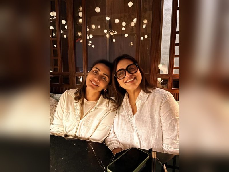Shilpa Shirodkar’s sister Namrata surprises her with a Dubai visit to ring in the New Year together!