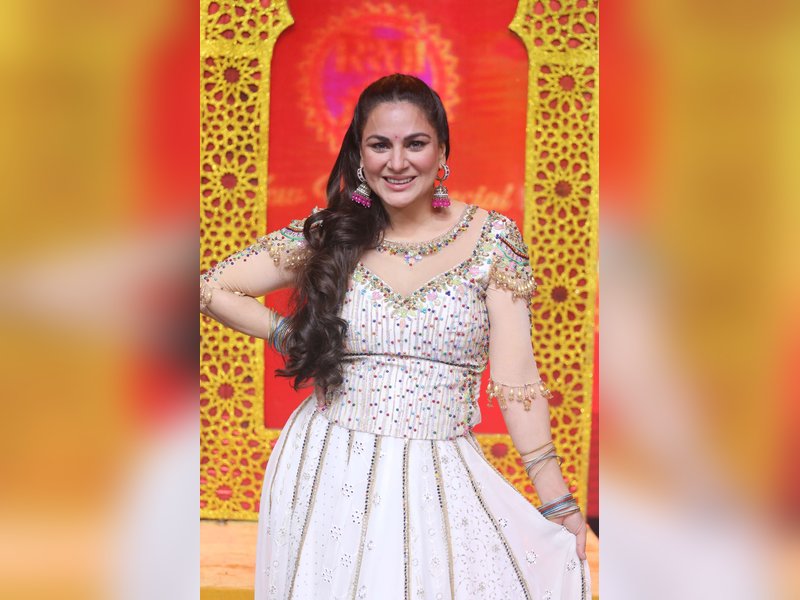Shraddha Arya Becomes Host for New Year’s Zee Rishton Ka Mela, Shares Balancing Act of Motherhood