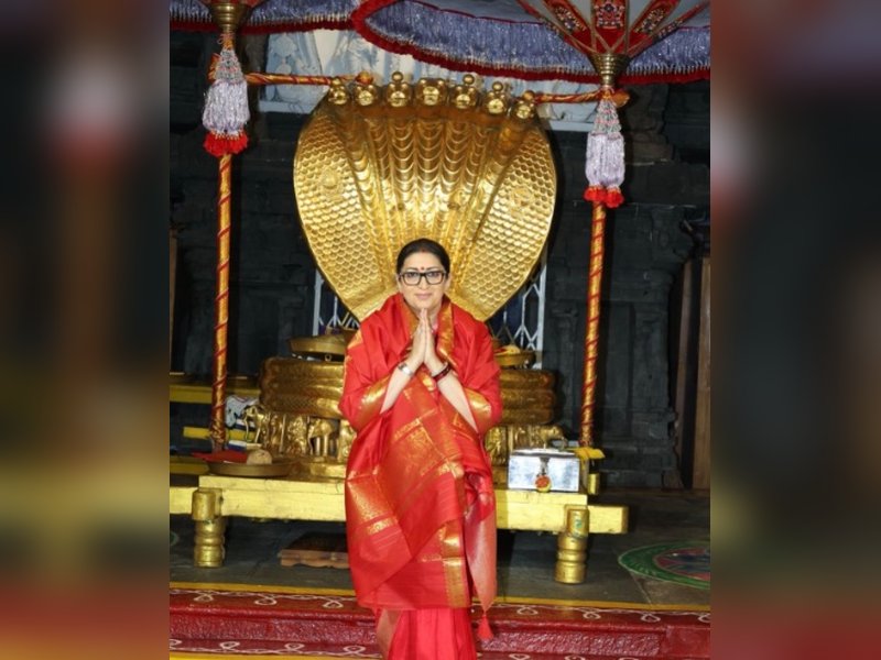 Smriti Irani Visits Tirupati Balaji, Shares Praying Moment in Traditional Saree on Social Media