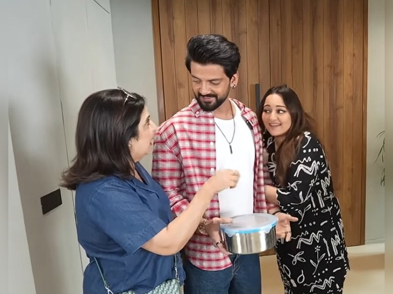 Sonakshi Sinha and Zaheer Iqbal share fun memories with Farah Khan during a home cooking session. Sonakshi Sinha and Zaheer Iqbal share fun memories with Farah Khan during a home cooking session.
