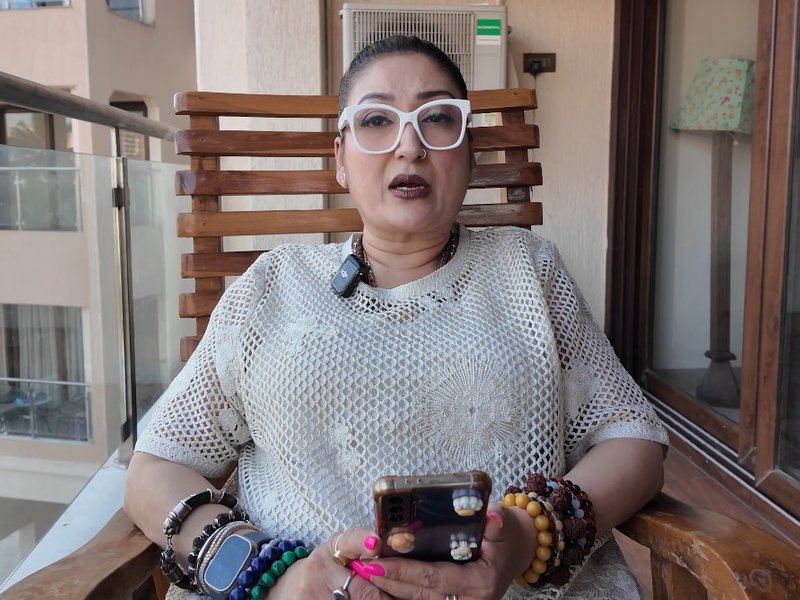 Sunita Ahuja backs Jaya Bachchan after her remarks on intrusive paparazzi spark mixed online reactions.