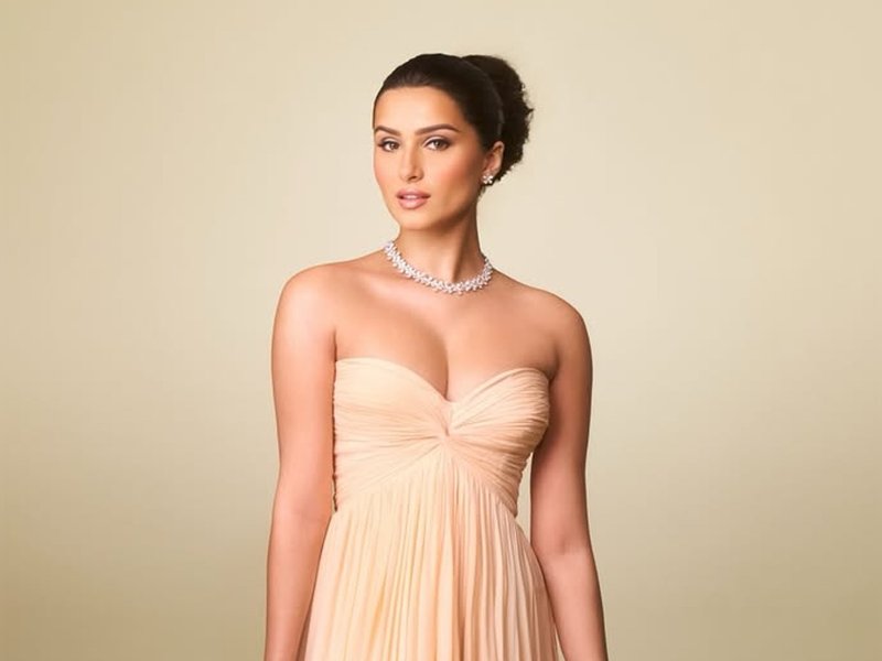 Tara Sutaria Channels Jennifer Lopez’s Iconic Gown from Maid in Manhattan on Instagram Tara Sutaria Channels Jennifer Lopez’s Iconic Gown from Maid in Manhattan on Instagram