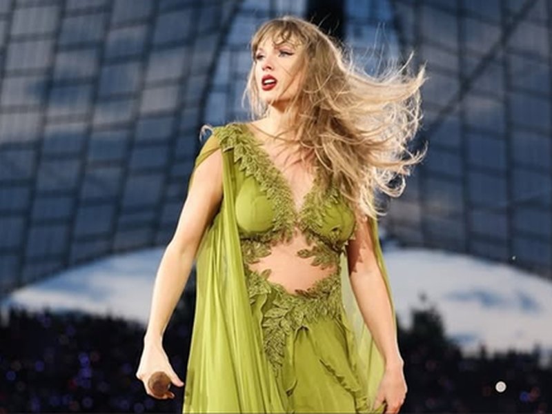 Taylor Swift’s Hilarious Reaction to a Banana After Her Surgery Taylor Swift’s Hilarious Reaction to a Banana After Her Surgery