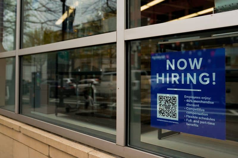 US Jobless Claims Increase to 236,000 Amid Hiring Challenges, Federal Reserve Reports