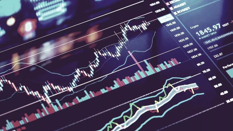 US Markets Steady Near All-Time Highs; S&P 500 Falls as Traders Eye Fed’s 2026 Interest Rate Outlook