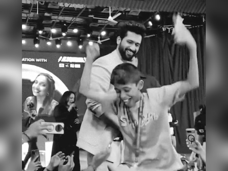 Vicky Kaushal Brightens Young Fan’s Day with Sweet Selfie at Recent Event, Sparking Joy Online