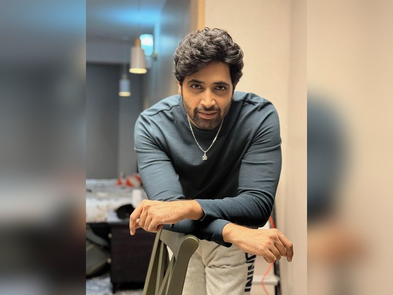 Adivi Sesh Recreates Nostalgia by Including Iconic 90s Hit ‘Tu Cheez Badi Hai Mast’ in Dacoit Film