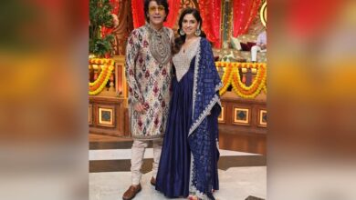 Ananya Panday’s mom Bhavana jokes about never receiving gifts from husband Chunky in 28 years of marriage.