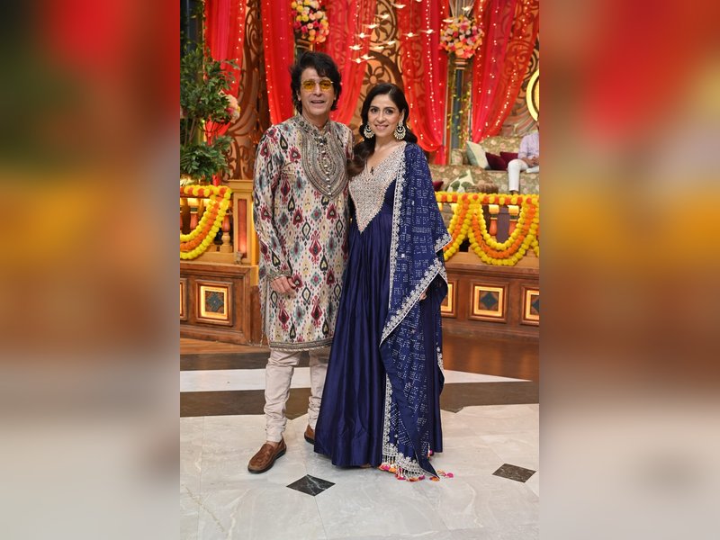 Ananya Panday’s mom Bhavana jokes about never receiving gifts from husband Chunky in 28 years of marriage.