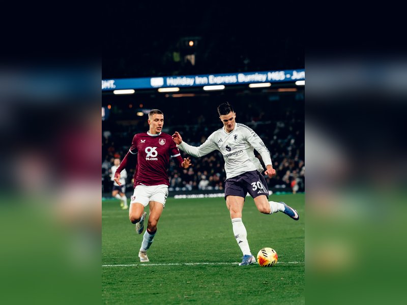 Burnley and Man Utd share points in 2-2 draw; Villa and Palace finish goalless