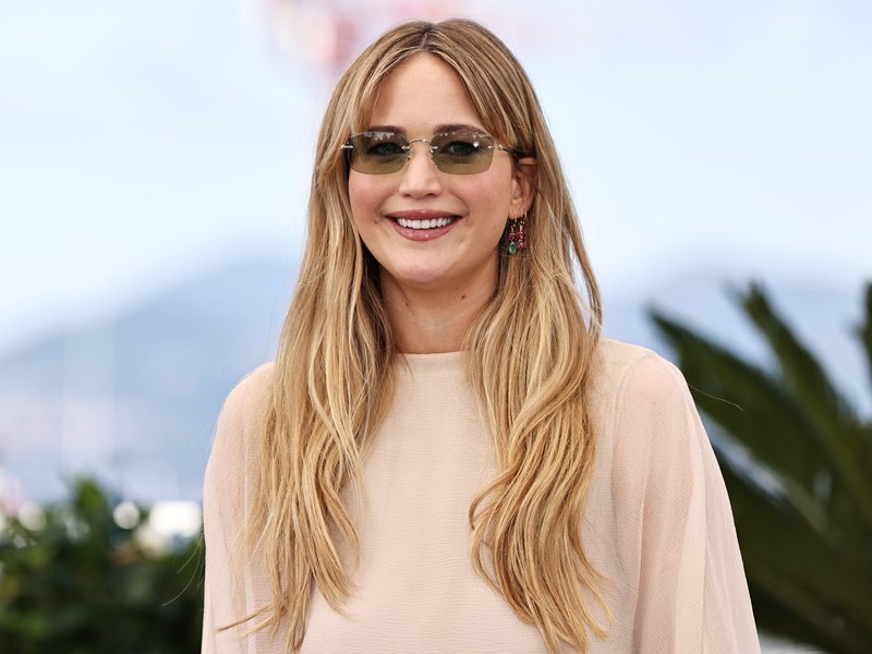 Jennifer Lawrence reveals why she prefers filming intimate scenes with strangers over friends.