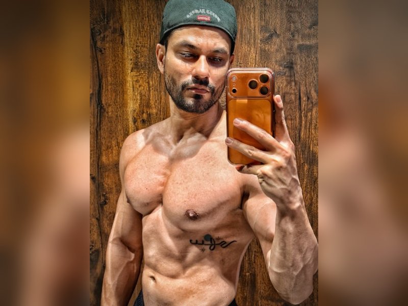 Kunal Kemmu Grooves to “Ramba Ho,” Invites All to Make 2026 a Vibrant Year! Kunal Kemmu Grooves to “Ramba Ho,” Invites All to Make 2026 a Vibrant Year!