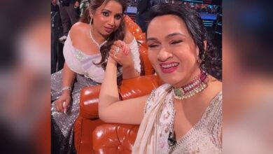 Padmini Kolhapure and Shreya Ghoshal share a musical moment singing ‘Yeh Galiyan Yeh Chaubara’ on Indian Idol.