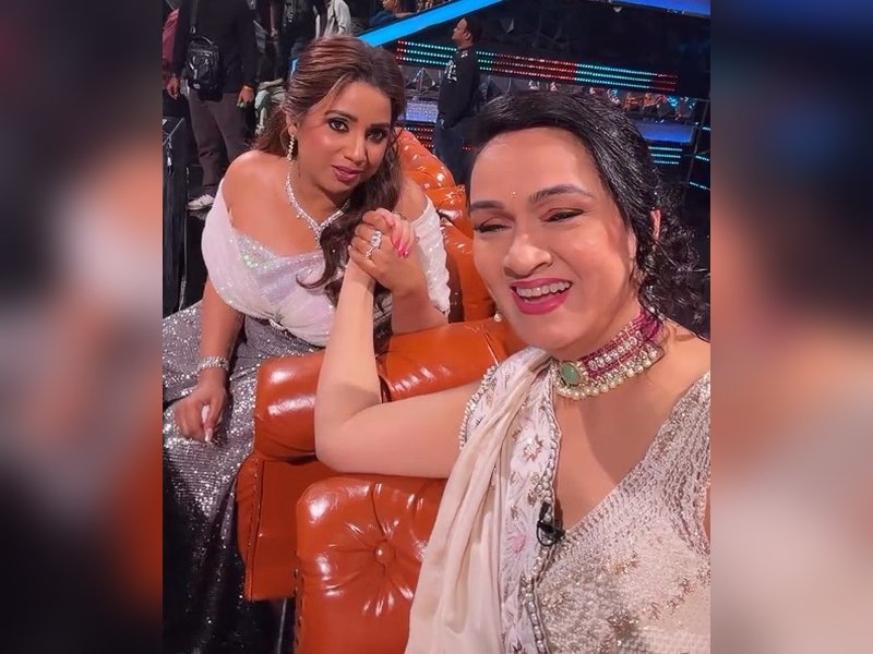 Padmini Kolhapure and Shreya Ghoshal share a musical moment singing ‘Yeh Galiyan Yeh Chaubara’ on Indian Idol.