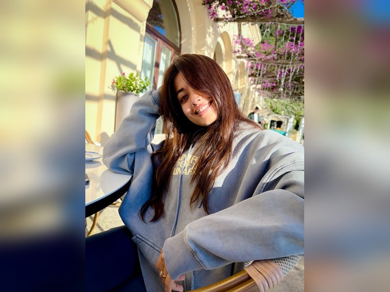 Rashmika Mandanna Celebrates New Year in Italy, Enjoys Stunning Amalfi with Friends and Tasty Treats Rashmika Mandanna Celebrates New Year in Italy, Enjoys Stunning Amalfi with Friends and Tasty Treats